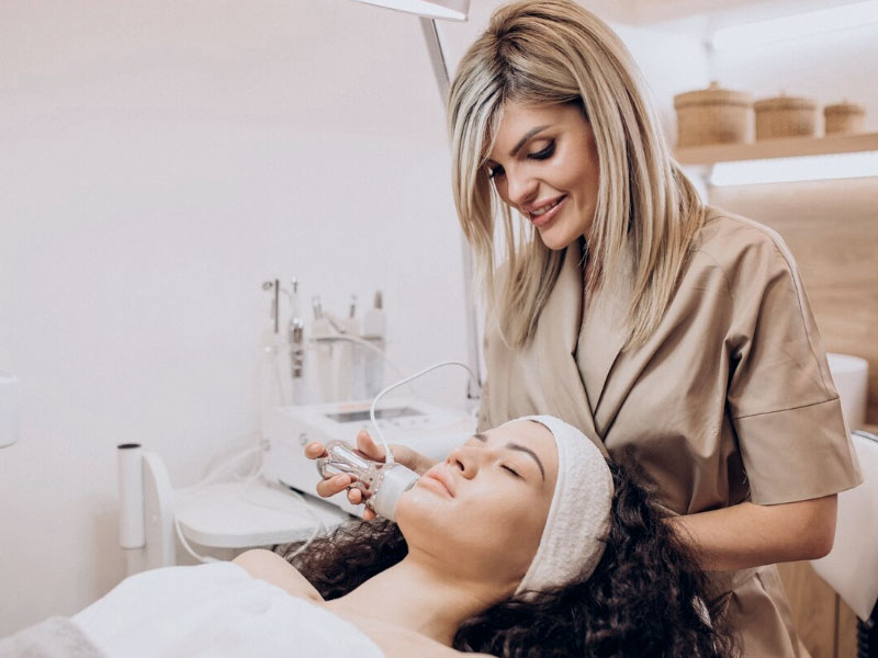 Profissional enfermeiro esteta e farmacêutico
