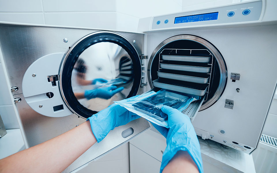 Quais normas orientam a biossegurança nos serviços de estética?